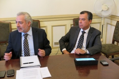 El Fiscal Regional Raúl Guzmán y el Fiscal Jefe de Delitos Violentos y Flagrancia Patricio Pérez, durante la reunión de esta mañana en la Intendencia.