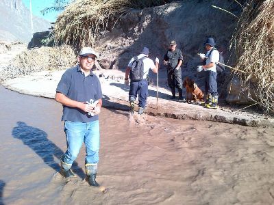 El fiscal Gabriel Meza recorrió el río junto a personal policial buscando a personas fallecidas de la comuna. 