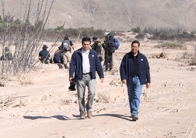 Los fiscales Gabriel Meza y Luis Zepeda han participado de las tareas de búsqueda en el sector del río Copiapó.
