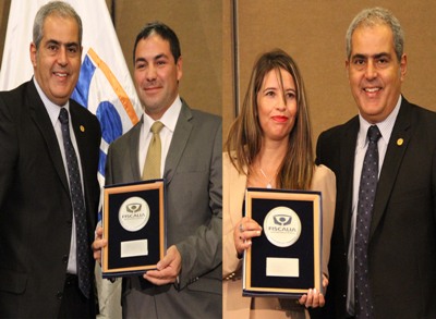 El fiscal Alvaro Pértez y la funcionaria Marilyn Trigo recibieron la distinción de manos del fiscal nacional Sabas Chahuán.