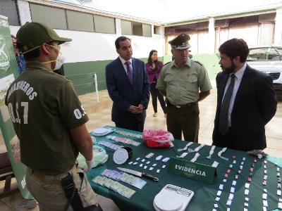 Exhibición de la droga y las especies decomisadas.