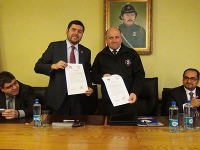 El fiscal regional de La Araucanía y el superintendente de Bomberos de Temuco en el lanzamiento del proyecto.