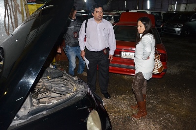 La Fiscal Regional Javiera López encabezó el allanamiento a la automotora informal.