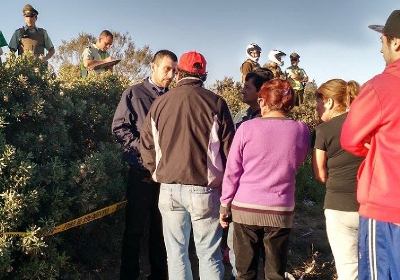 El fiscal Roberto Robledo dirigió en el sitio del hallazgo las diligencias, mismo lugar en que se reunió con la familia. 