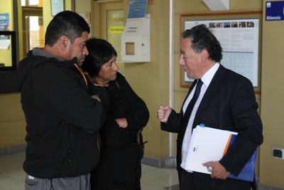El fiscal Alejandro Vidal explicó los alcances de la sentencia a los pades de ambas víctimas de este caso. 