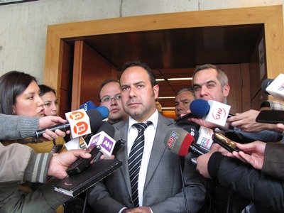 Los fiscales Ernesto Navarro y Felipe Sepúlveda, formalizaron a los imputados. 