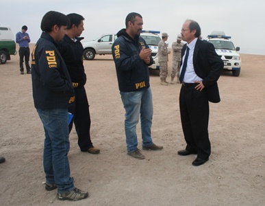 El Fiscal Luis Soriano (de terno) trabajó junto a la Brigada de Homicidios de la PDI.