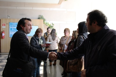 El Fiscal Claudio Venegas conversa con los familiares de la víctima.