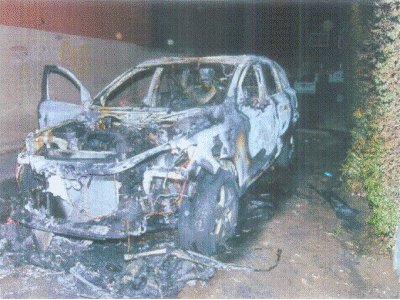 El vehículo utilizado por los condenados se incendió tras el robo.