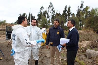 El Fiscal Carlos Vidal junto a personal de la PDI en el sector de El Culebrón.