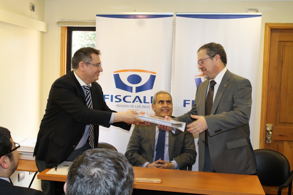 El Fiscal Regional Juan Agustín Meléndez (a la derecha en la fotografía) inicia hoy su periodo de ocho años en Los Ríos.
