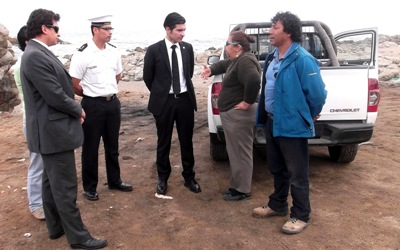 El fiscal Juan Castro Bekios realizó una visita inspectiva al lugar y se reunió con trabajadores de esta zona costera.