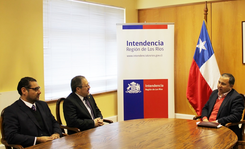 El Fiscal Regional Juan Agustín Meléndez (al centro) se reunió el miércoles con el Intendente de Los Ríos. 