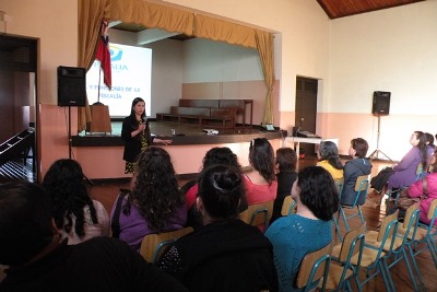 La abogada asesora, Rocío Araya, efectuó la charla.