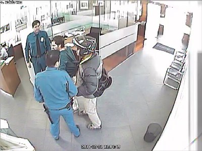 El robo fue captado por las cámaras de seguridad del banco.
