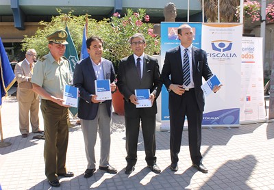 La entrega del manual la concretaron el intendente de Atacama, Miguel Vargas; y el fiscal regional, Héctor Mella Farías.