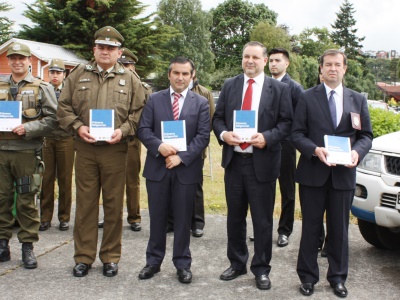 El Intendente, Leonardo de la Prida, y el Fiscal Regional (S), Daniel Alvarado, entregaron el Manual de Primeras Diligencias a ambas policías.