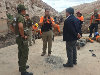 El Fiscal Eduardo Peña conversa con rescatistas de Topos y efectivos de Labocar
