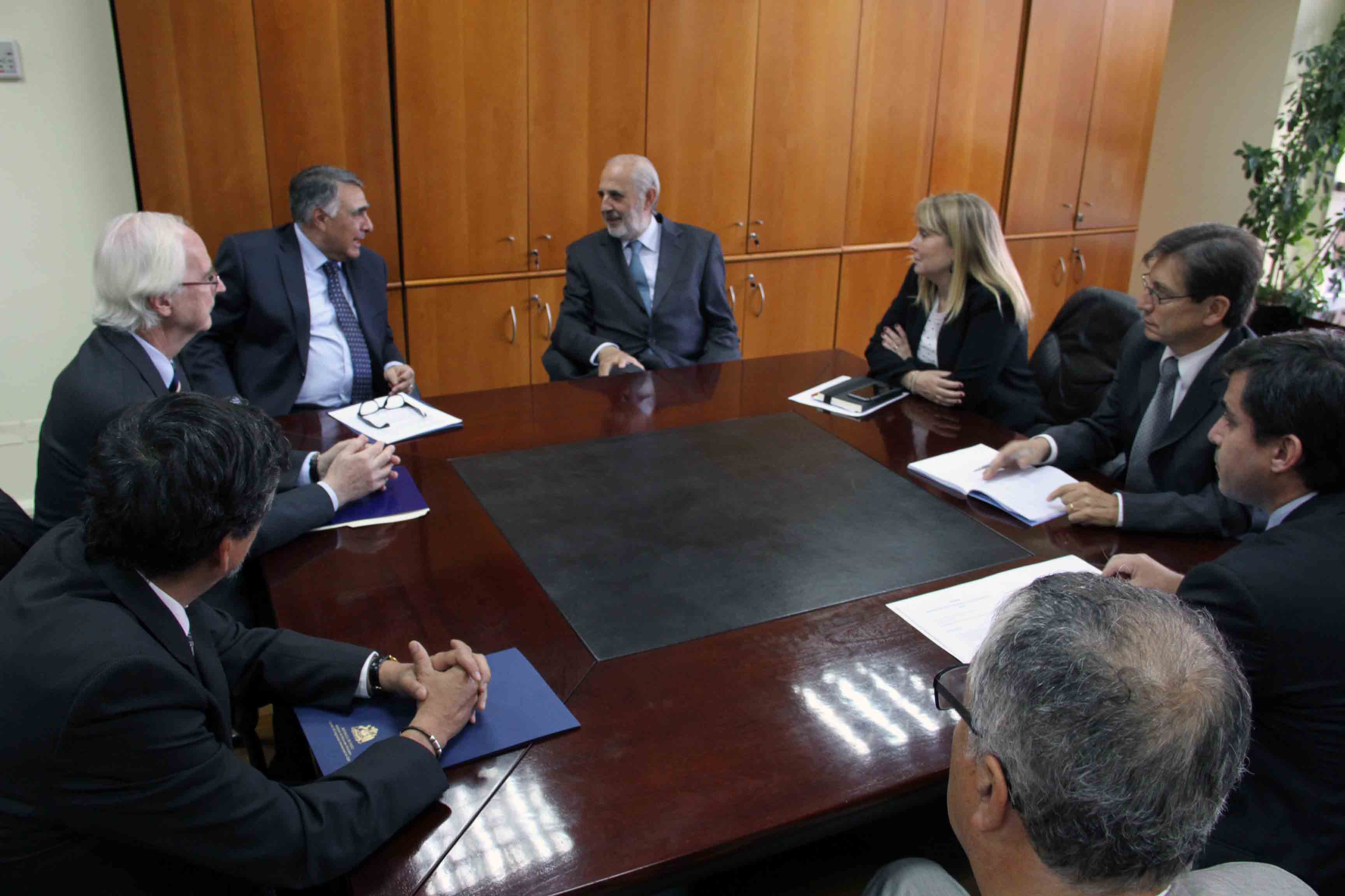 Fiscal Nacional junto al Ministro (s) Relaciones Exteriores, Edgardo Riveros 