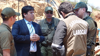 El fiscal Ávila junto a personal de Carabineros en el lugar donde se inició el incendio.