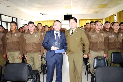 El Fiscal Regional, Adrián Vega junto con el Teniente Coronel Alfredo Fuenzalida y los carabineros alumnos.