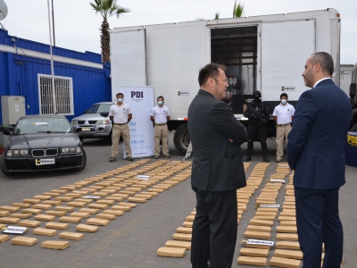 El fiscal jefe de Iquique, Gonzalo Guerrero, junto al jefe de la Briant, comisario Pedro Aracena, informaron del procedimiento.