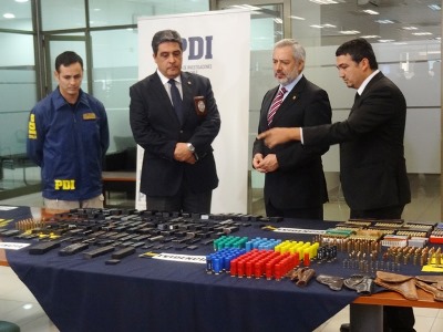 El Fiscal Regional Raúl Guzmán junto al Fiscal Adjunto Patricio Rosas y autoridades de la PDI, supervisando el procedimiento.