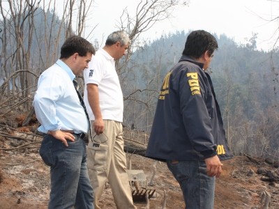 El fiscal Torres junto a profesionales de la PDI Chile