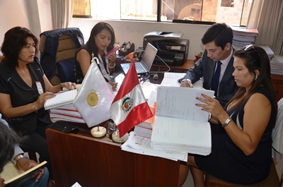 La imagen corresponde a una reunión de la Fiscal Regional, Javiera López, con la Fiscal de Tacna (Perú), Fabiola Tapia.