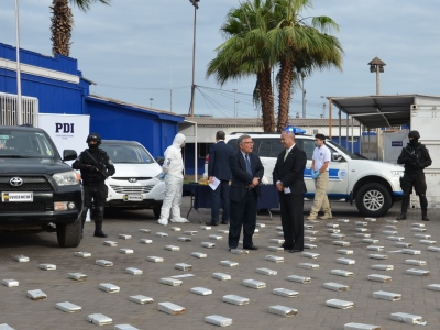 Junto a la droga, se incautaron seis vehículos, tres armas de fuego y equipos de comunicaciones.