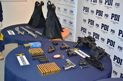 La imagen corresponde al procedimiento del año pasado donde se incautó drogas y armas de fuego en Santiago.