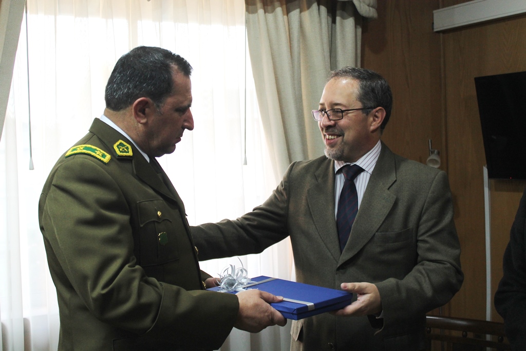 El Fiscal Regional entregó un galvano al general Pedro Larrondo.