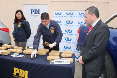 El Fiscal Adrián Vega revisa la incautación de drogas de la PDI.