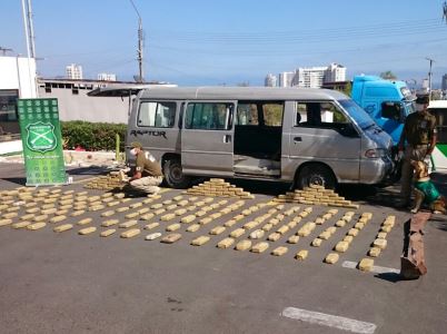 Parte de la droga decomisada junto al vehículo en que transitaban los detenidos.