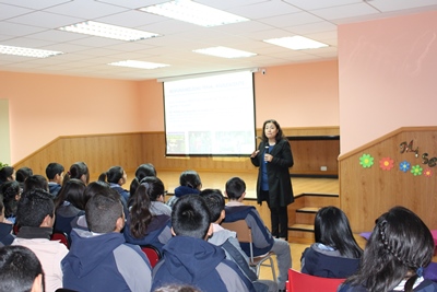 La fiscal Patricia Campos atendió todas las consultas de los estudiantes.