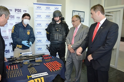 En el marco de la investigación del crimen se incautaron armas de fuego y otros elementos.