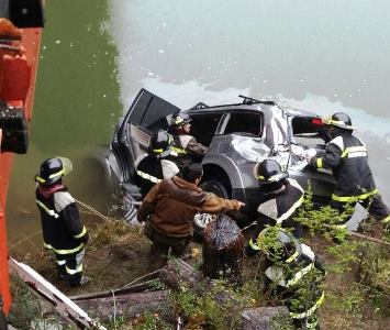 En el procedimiento de rescate de los cuerpos colaboró personal de Bomberos y Carabineros de Río Tranquilo. 