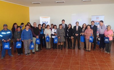 En la reunión los vecinos recibieron además papelería con información institucional.