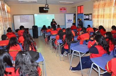 La Fiscal Regional Javiera López impartió una clase de educación cívica a los alumnos de la escuela G28 de Azapa.
