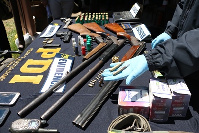Diversas armas y municiones se hallaron en medio de detenciones por este caso.