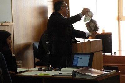 El fiscal Andrés Gálvez exhibe las máscaras y gorros usados por los sujetos. 