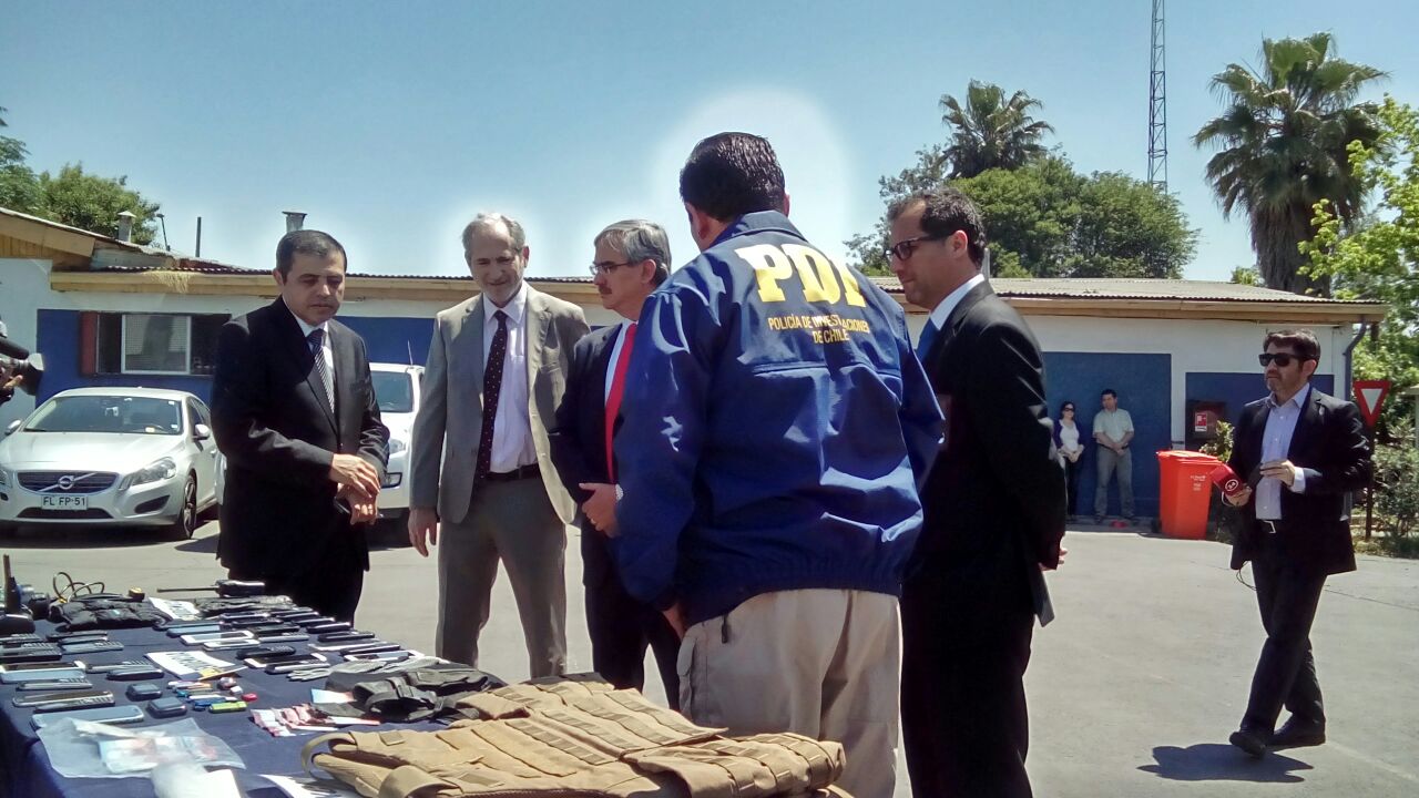 Fiscal Regional José Luis Pérez Calaf junto al fiscal Sergio Soto inspeccionan las especies incautadas.