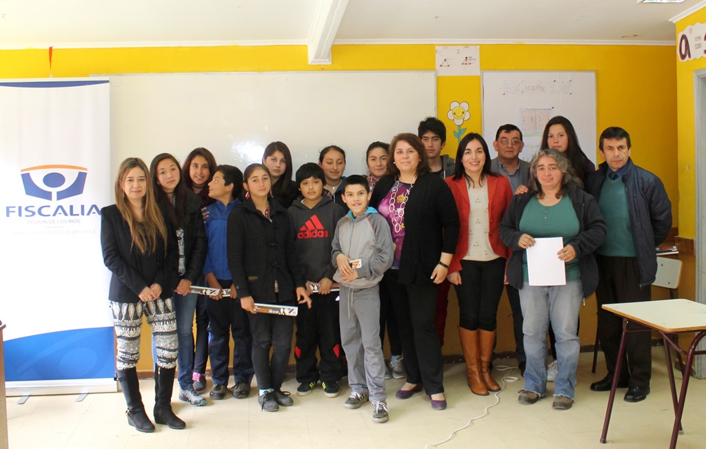 En la foto, las abogadas de la Fiscalía junto con los alumnos y profesores de la escuela.