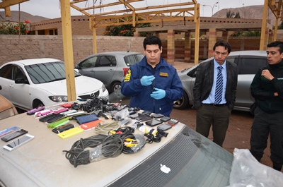 Al interior del vehículo del ex gendarme se encontraron celulares y otras especies.