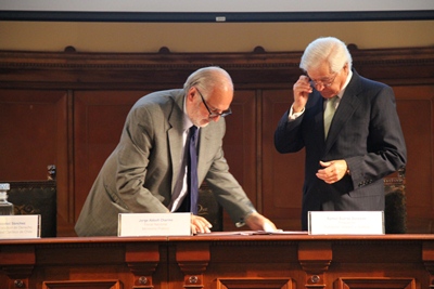 Fiscal Nacional junto al presidente de la Fundación Amparo y Justicia firmando el acuerdo