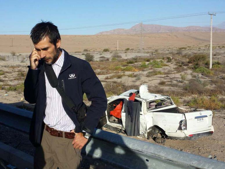 En el lugar del accidente el fiscal tomó contacto con personal de la Siat de Carabineros para ordenar el trabajo investigativo del siniestro.