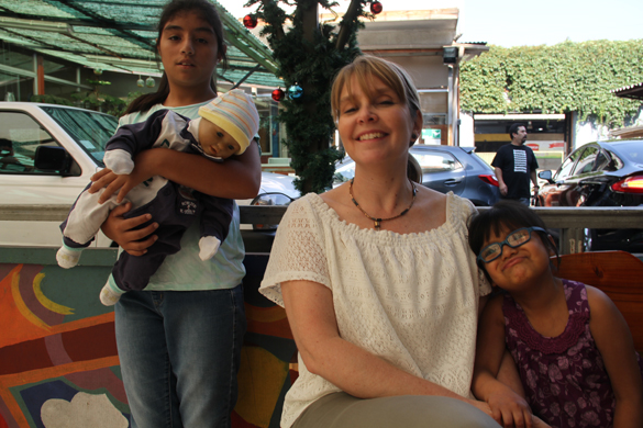 Directora Ejecutiva Nacional, Francisca Werth compartiendo con los menores