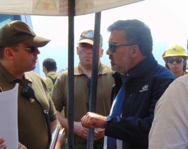 Fiscal Carlos Jiménez conversa con bomberos y carabineros.