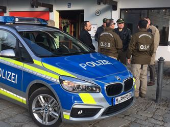 El Fiscal y los efectivos del OS-9 de Carabineros junto a la policía Alemana coordinando las diligencias 