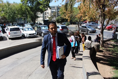 Fiscal Sebastián Gana llegó al hospital San Juan de Dios para formalizar al imputado quien había sido internado de urgencia.